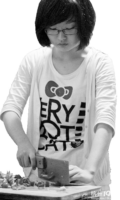 杭州高二田螺姑娘小学就会下厨 经常给父母烧