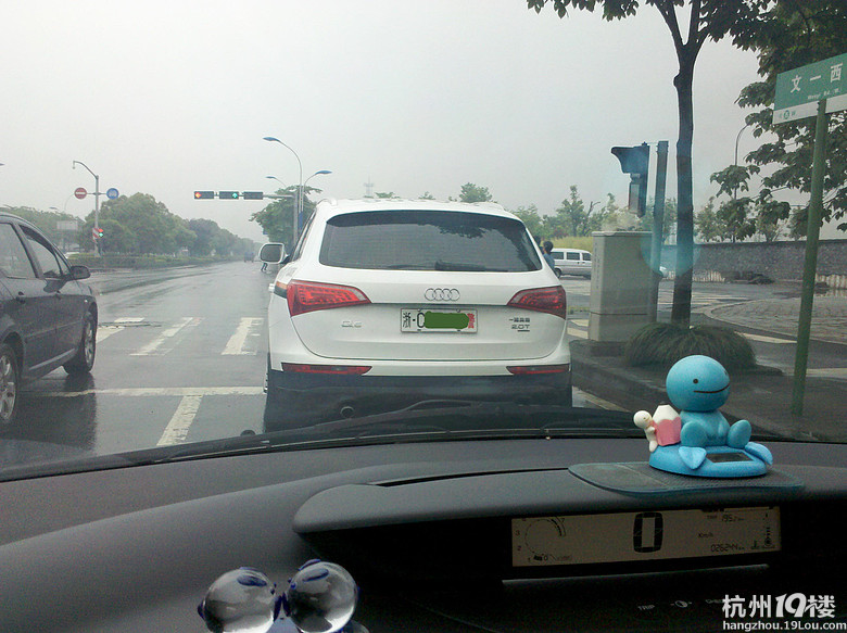 文一西路上的奥迪q5温州法院警车狂飚90码-转