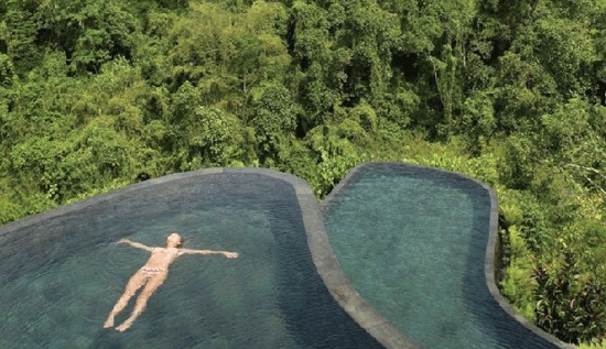 巴厘岛乌布空中花园酒店的双层无边泳池 惊险