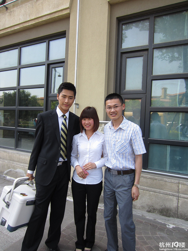 今天朱梓骁、韩彩英在我们公司拍摄电视剧《无