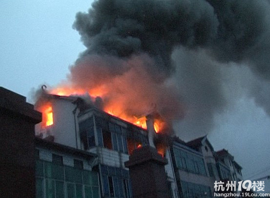 杭州滨江一幢4层农民房起火 楼内一对全职淘宝
