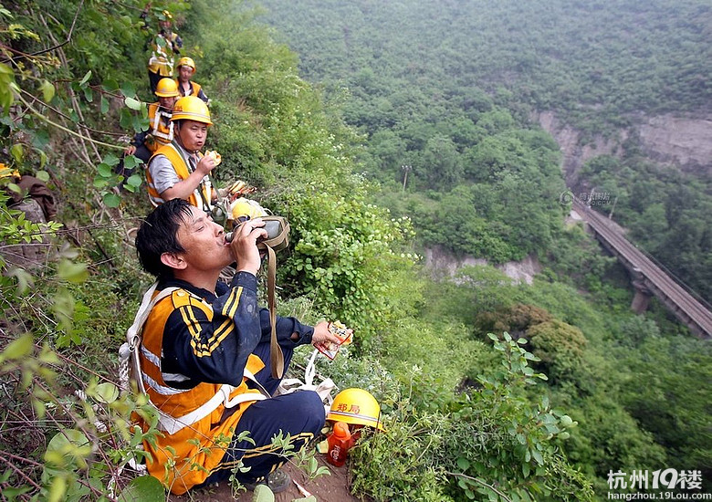 高清：太行峭壁上的捅山工