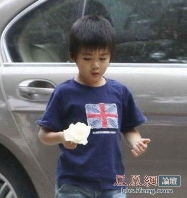 那英儿子踢球照片曝光 网友评论继承高峰天赋