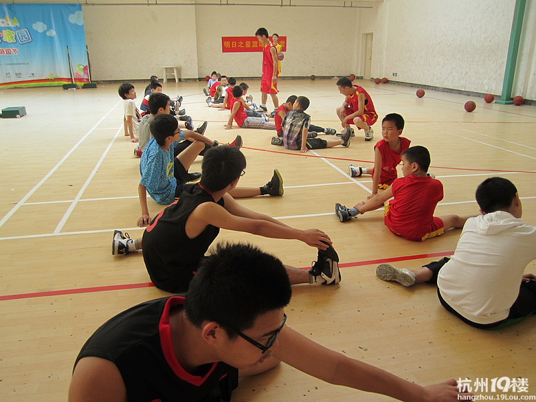 青少年篮球培训 有专门的少年组和青年组 空间