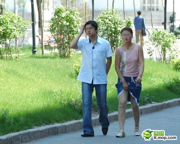 街頭實(shí)拍豪放女大膽掀裙撓癢，亮瞎了