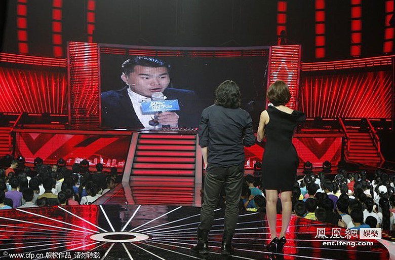 朱丹加盟安徽卫视后脱鞋主持-美女-养眼搞笑