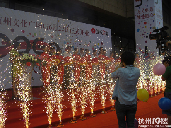 前天西湖文化广场银泰正式开业,偶也去凑热闹