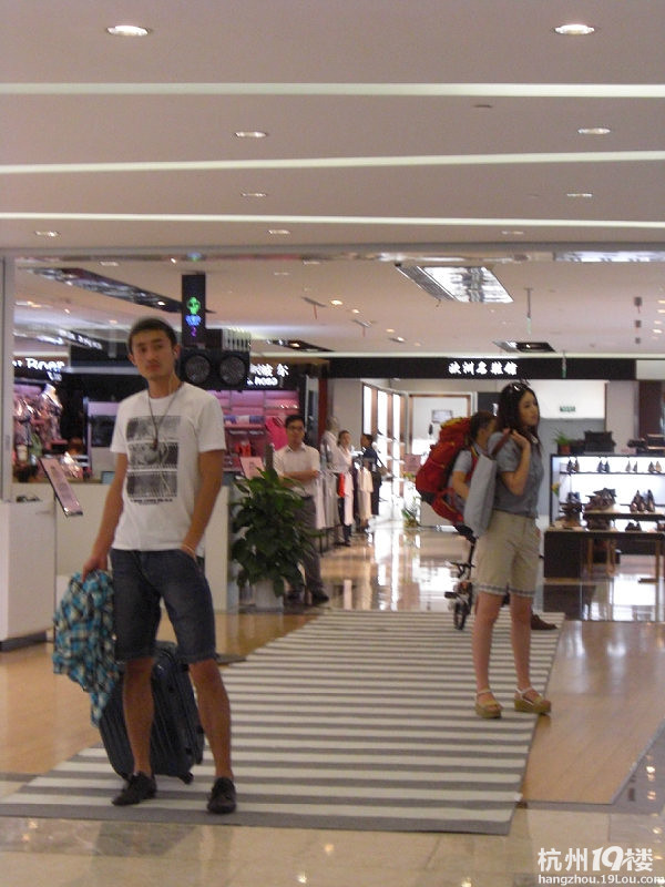 前天西湖文化广场银泰正式开业,偶也去凑热闹