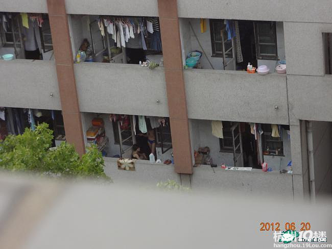 偷拍山东<em>师范大学女生</em>裸上体再宿舍阳台抽烟!
