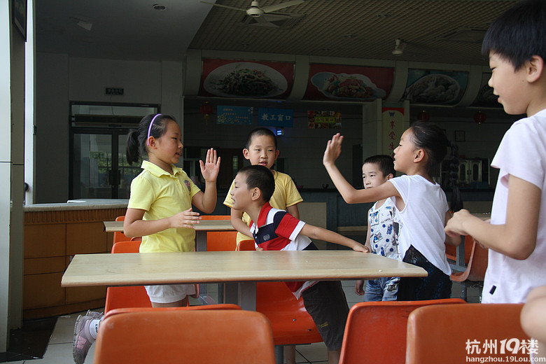 小学生暑托班饭后娱乐,剪刀石头布升级版!玩得