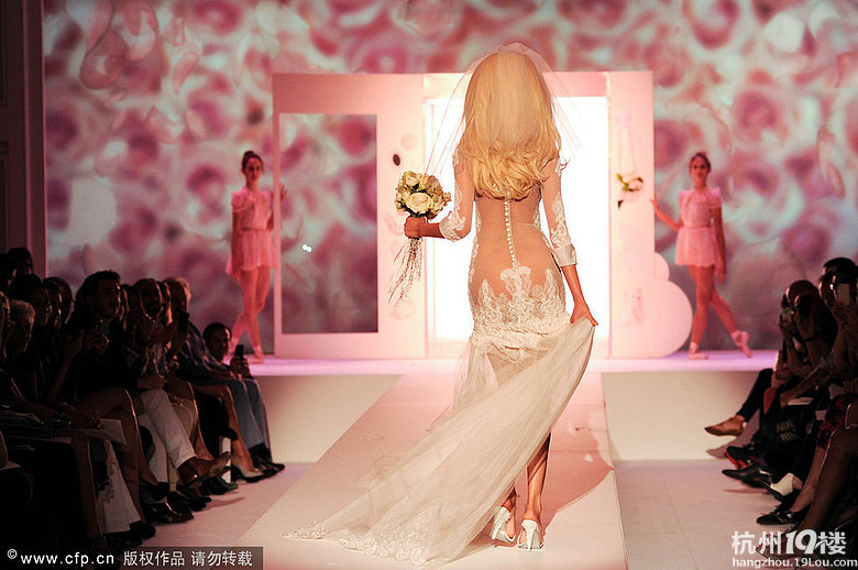 里贝里本泽马雏妓门,女主角自办品牌火辣身材