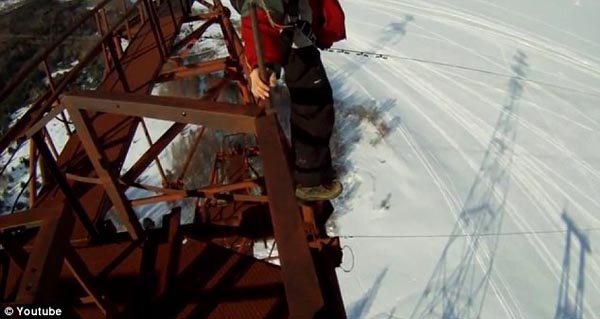 俄罗斯男子从百米塔顶坠地幸运生还-奇闻异事