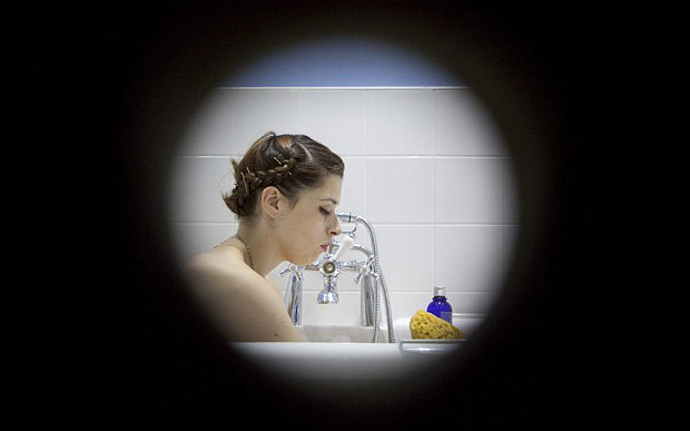 英国美术馆提供窥视模特洗澡展览