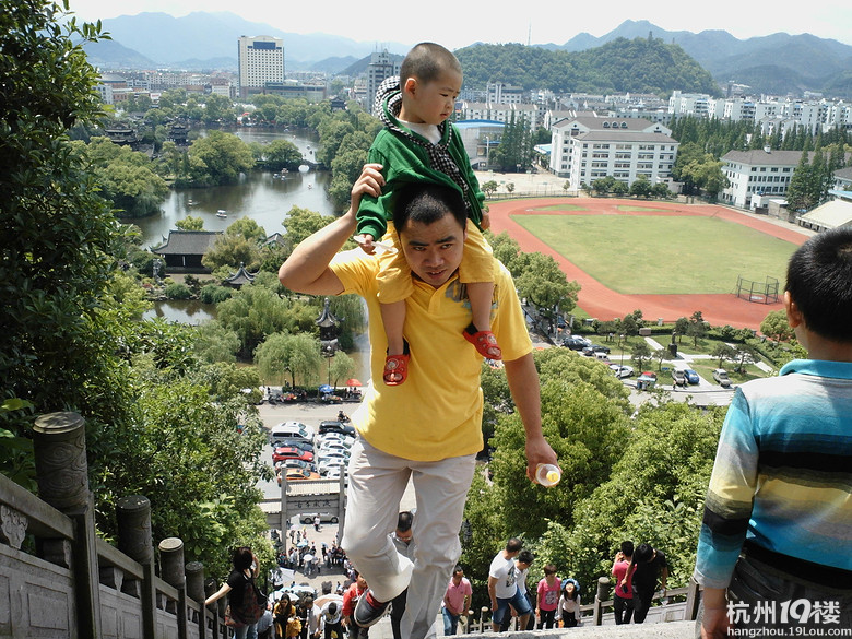 女儿三周岁不到,亲爸爸,有点暴力倾向,怎么办-