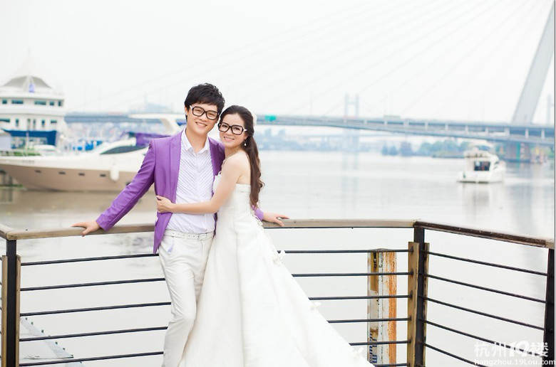 秀秀带黑框眼镜的白纱哦!(别有一番风味哦)-我