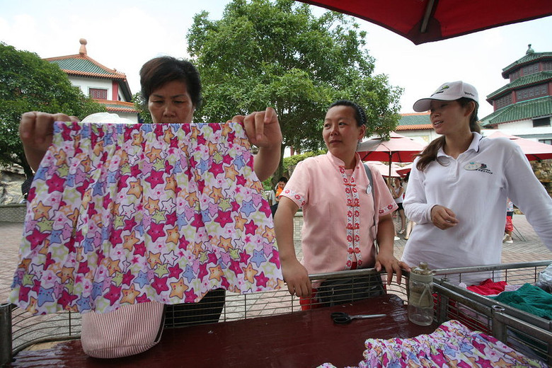 廣西公園短裙半價活動現(xiàn)場現(xiàn)“齊臀”小短裙