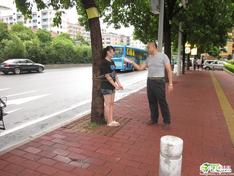 有个老太太把性感的模特绑在树上 是要闹哪样