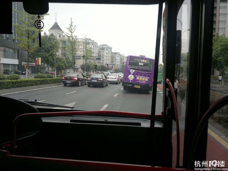 早上看到186路公交车,居然歪着开-杭州公交-杭