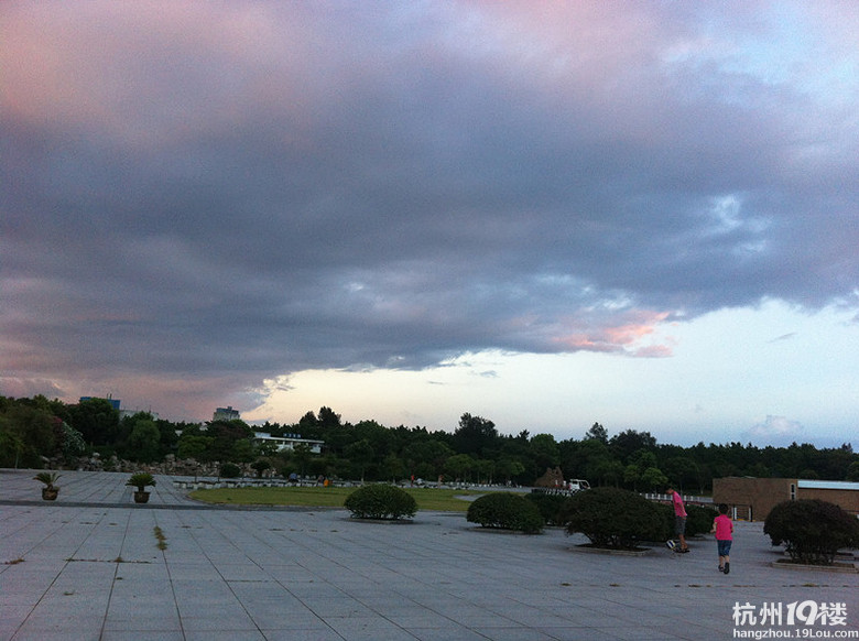 �？麃盹L(fēng)雨滿城，映藍(lán)送上抗臺大餐！
