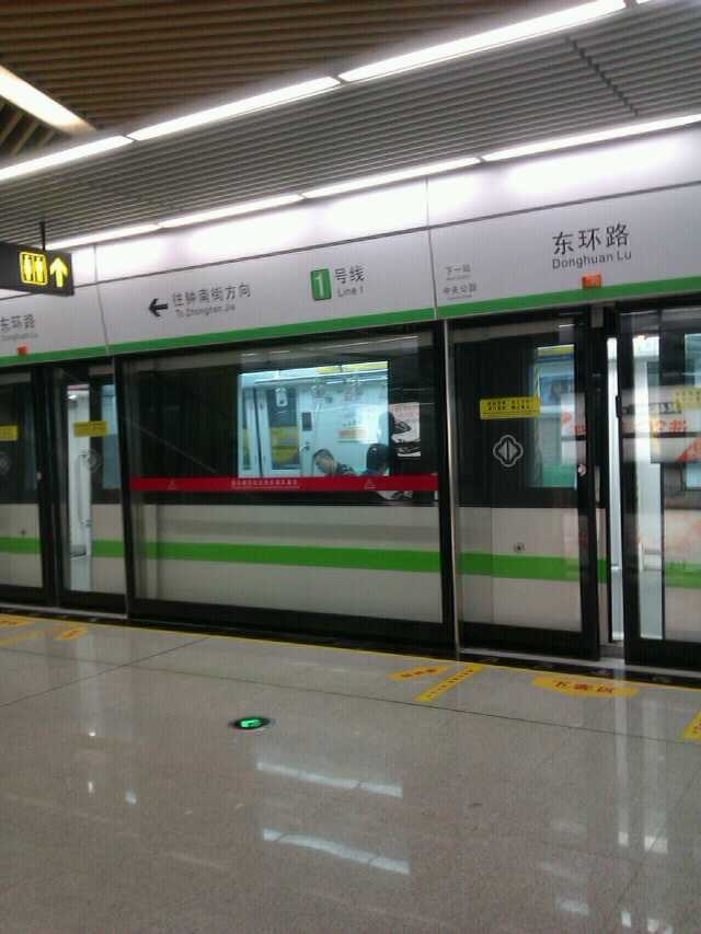 台风袭击下的苏州地铁站 今天坐车的人很少