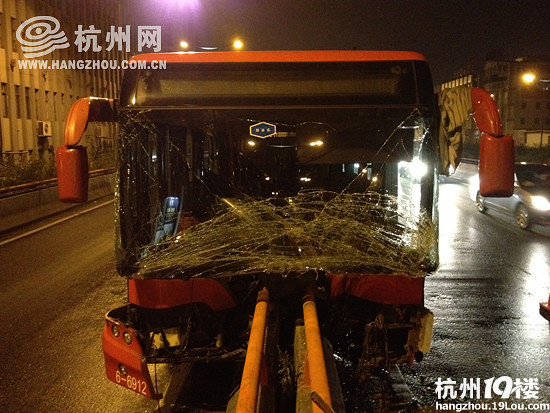 杭州快速公交B1避让车辆失控撞公路护墙 十余