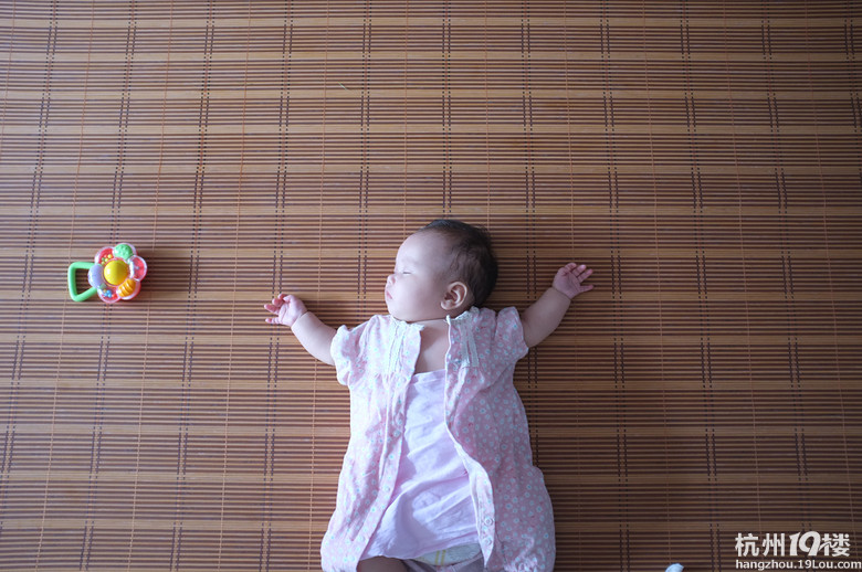 九个小时的顺产过程直播,都说我家宝宝像混血