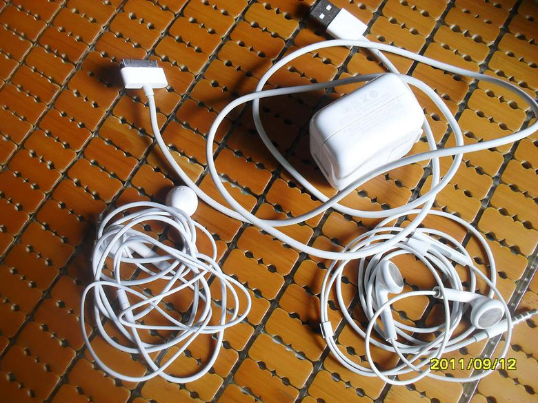 苹果4的全套和TOUCH4D的耳机 都是原装还有