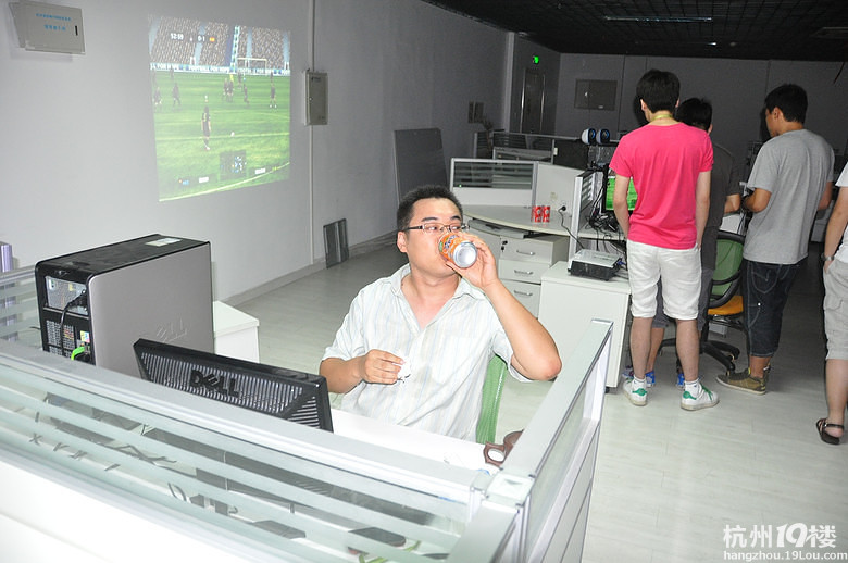 這是神馬公司啊，竟然上班時間公然打游戲？？？