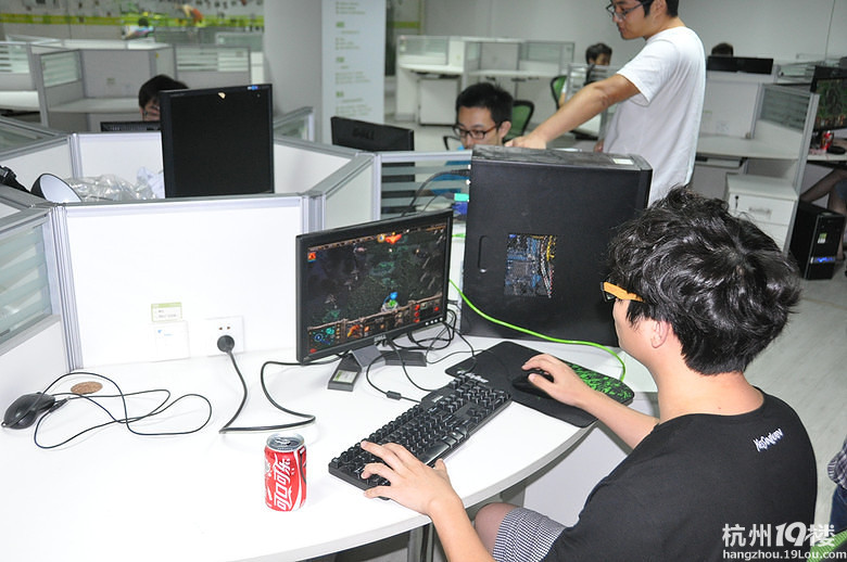 這是神馬公司啊，竟然上班時間公然打游戲？？？