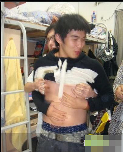 【组图】男生宿舍里的疯狂事 屌丝伪娘基情四