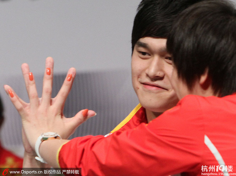 这俩国宝气场太强大 孙杨叶诗文萧山机场引发