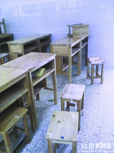 武汉中学现毒桌椅 学生被熏流泪带炭包上学-