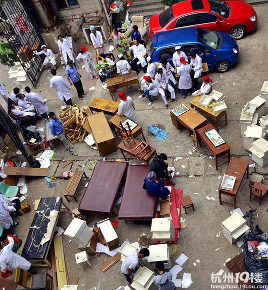 昆明一医院濒临破产 医生摆摊卖家具-健康杂谈