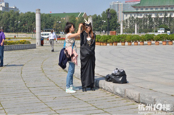 长春文化广场偶遇龙图腾女孩,这相似度是要逆