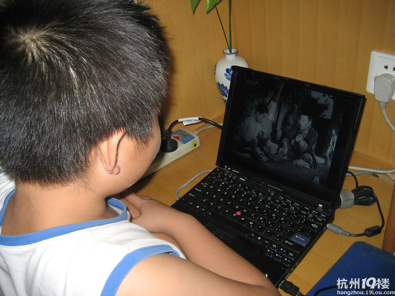 我在观看老电影《小兵张嘎》