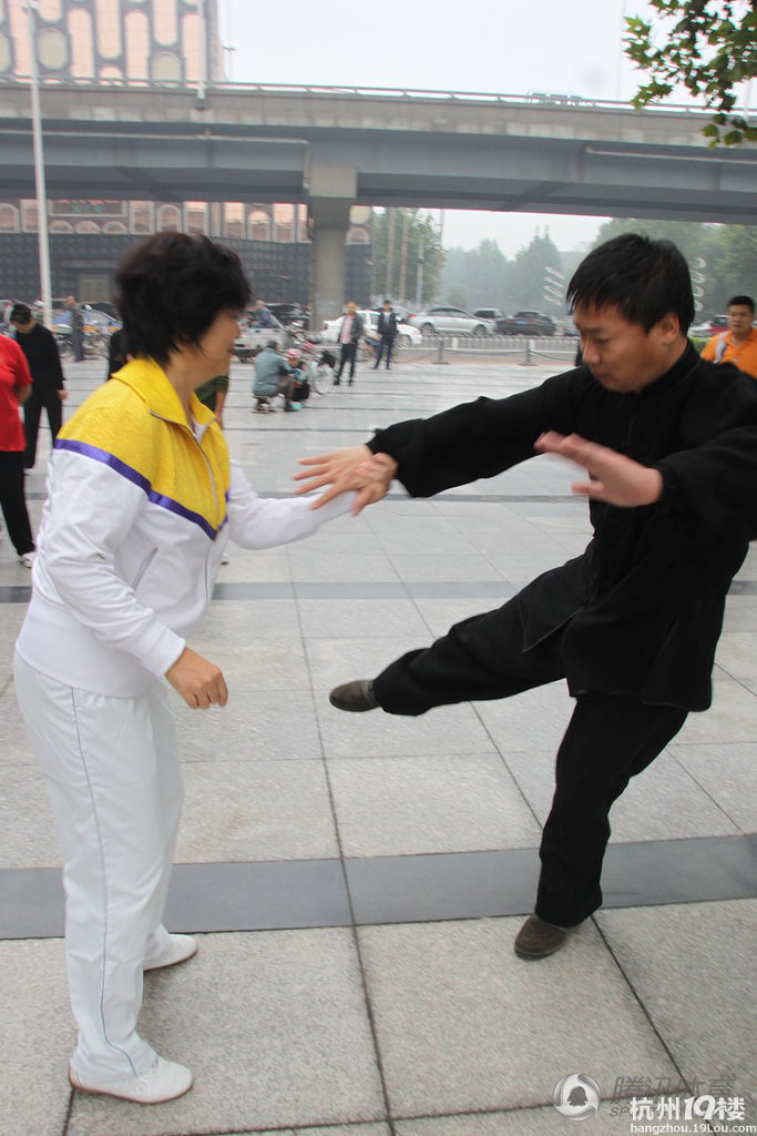 最强太极推手窜红 闫芳称非议不攻自破-明星趣