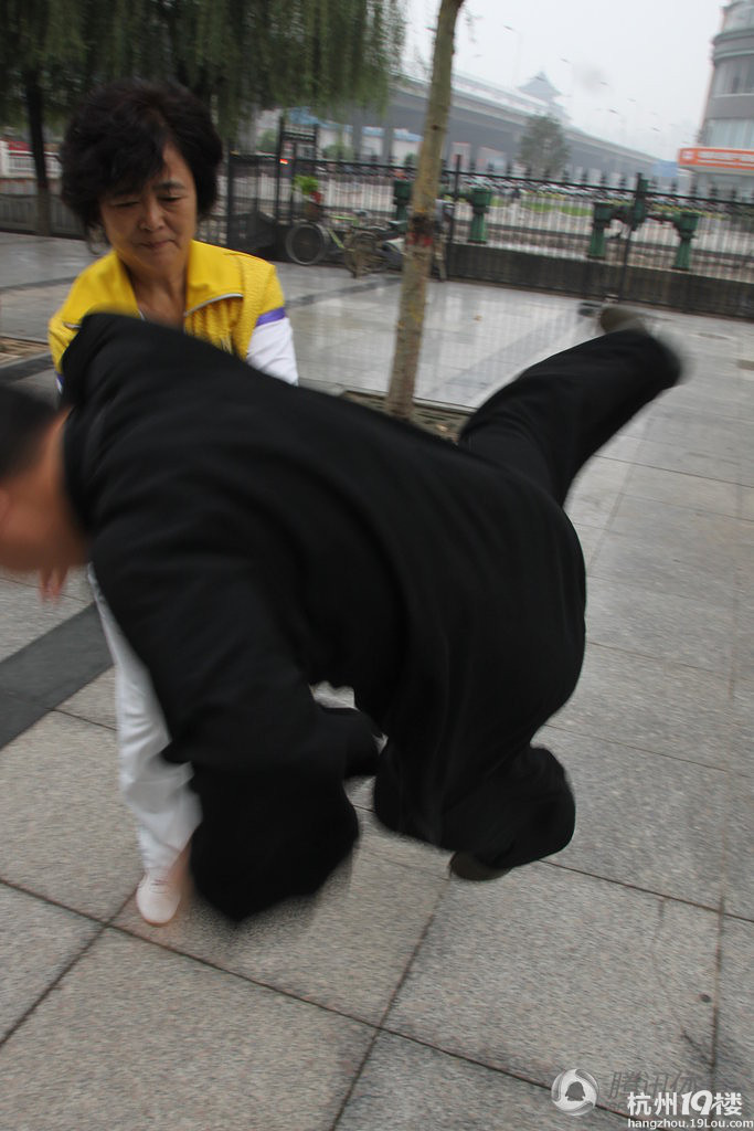 最强太极推手窜红 闫芳称非议不攻自破-明星趣