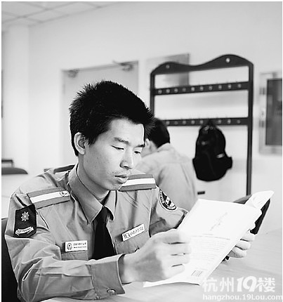 無名小卒化身勵(lì)志哥 一個(gè)保安的美麗人生
