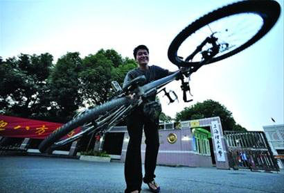 新疆大一男孩骑行万里报到 穿7省市险过无人区