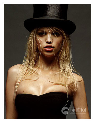 95后荷兰超模中空深V秀性感