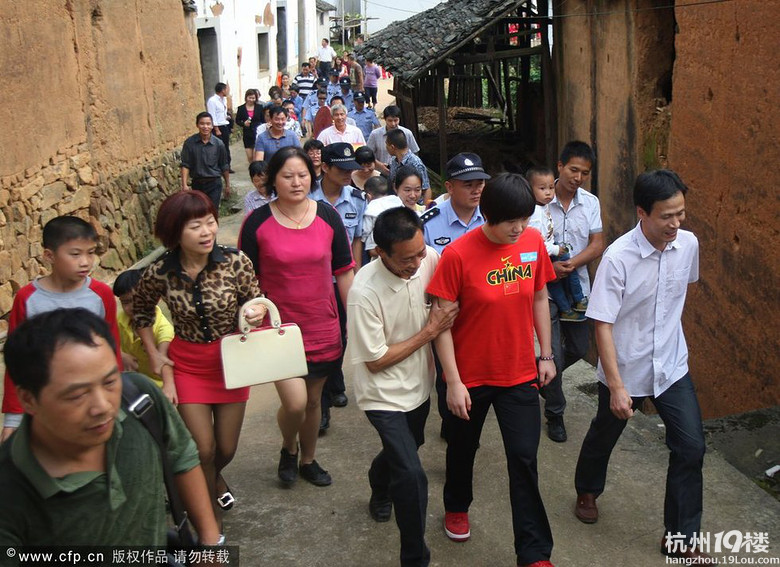 叶诗文返祖籍探望乡亲 童心未泯现场偷笑(图)-明星趣闻-体育星闻-杭州19楼