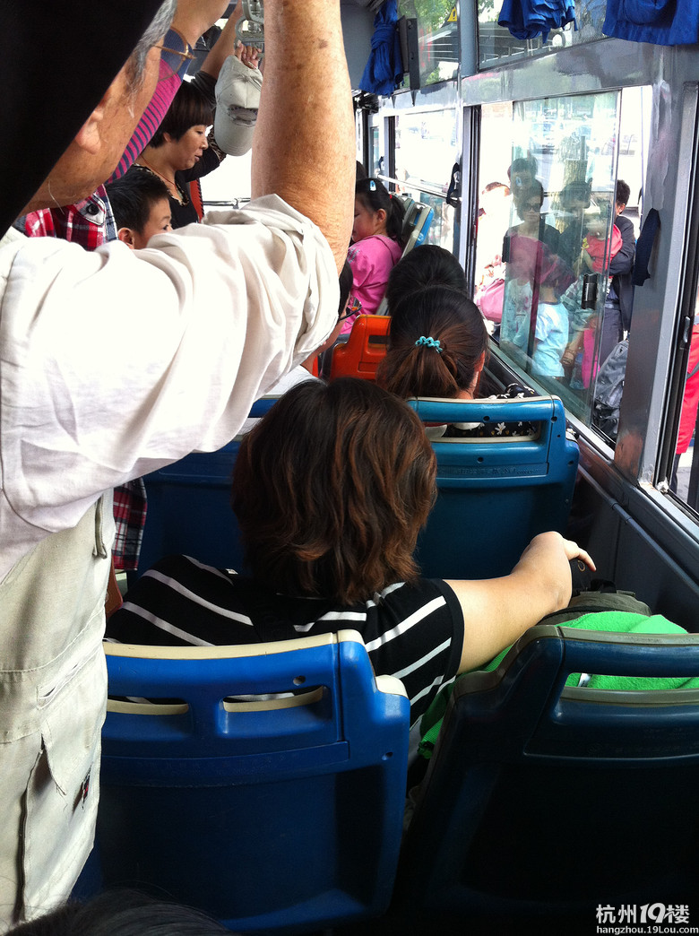 在49路公交车上见到一个人占2个座位-杭州公交