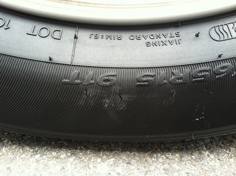 新悦动的韩泰轮胎破了 请大家帮忙看下是怎么