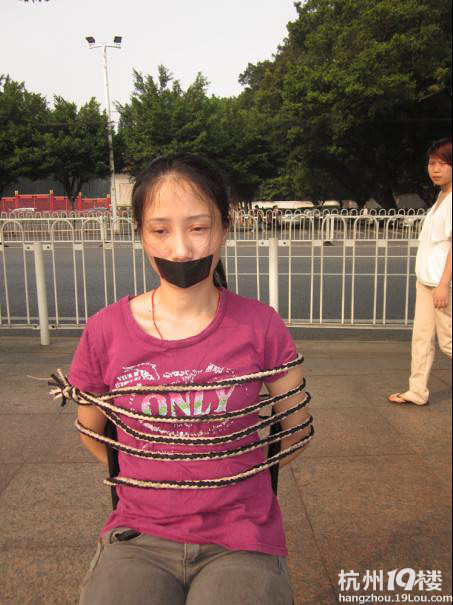 广州妙龄女子在街头被捆绑,吓死人了!-口水乐园