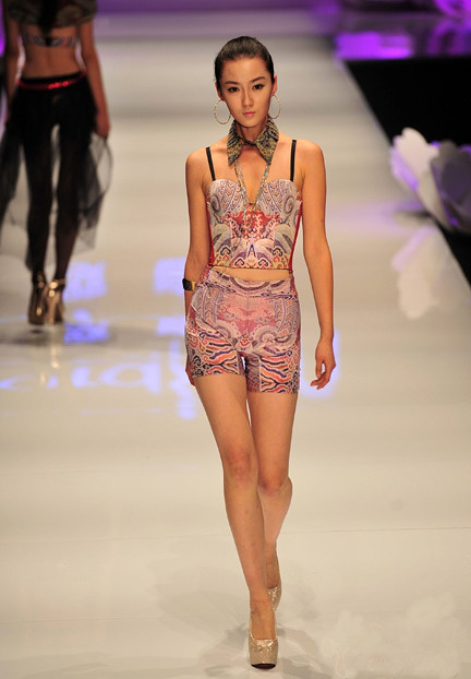 内衣大赛上演魅惑时尚 男士们千万HOLD住了-