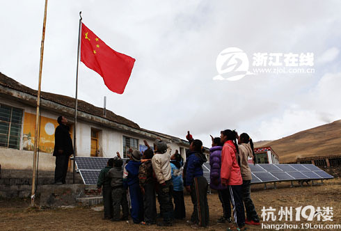 最后的无电村小建校10多年 首次在国歌伴奏中
