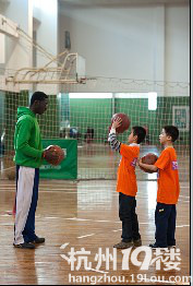 宏优体育篮球培训促进孩子健康成长-球类-结伴