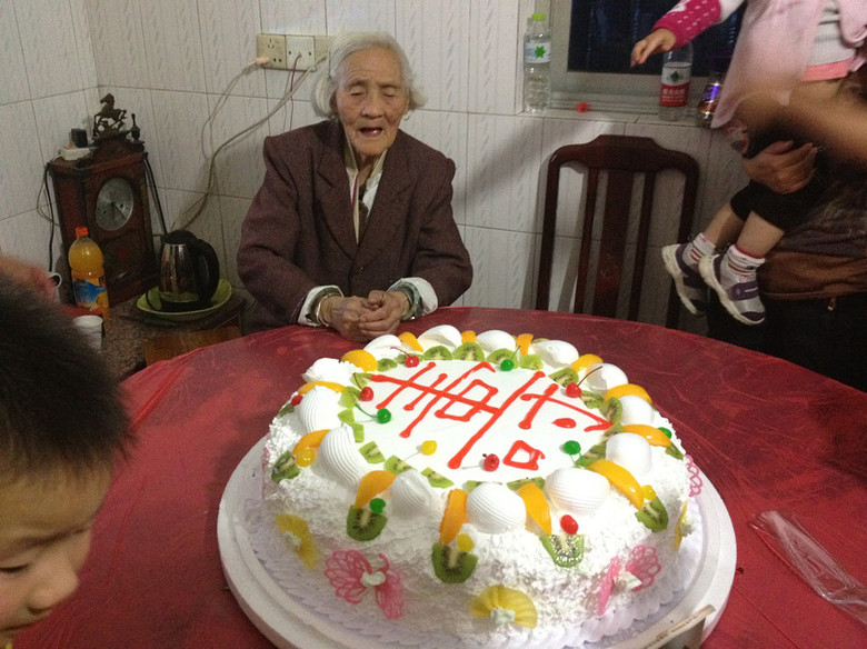 92岁的寿星18寸的蛋糕跟以及33颗真挚的心-我