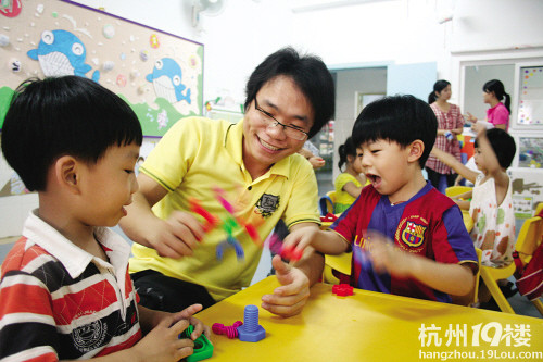 杭州幼儿园里缺少男幼师,你会担心宝宝的性取