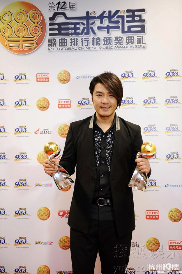 歌手阿杜亮相全球华语歌曲排行榜 荣获双奖项